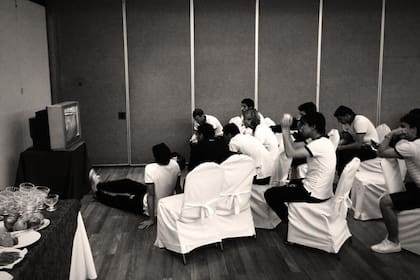 Los jugadores de Newell''s viendo el partido en Resistencia
