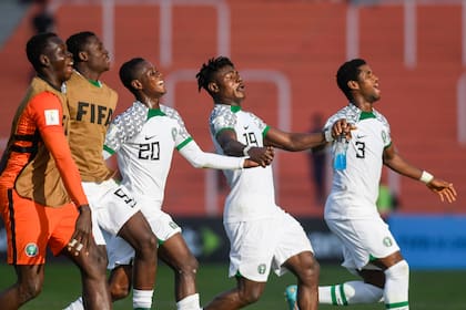 Los jugadores de Nigeria celebran la clasificación a octavos de final luego de derrotar 2 a 0 a Italia.
