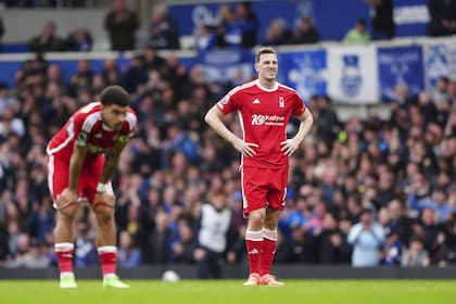 Los jugadores de Nottingham Forest Chris Wood y Morgan Gibbs-White, pura decepción luego de la derrota ante Everton,un partido por la lucha por evitar el descenso en la Premier League