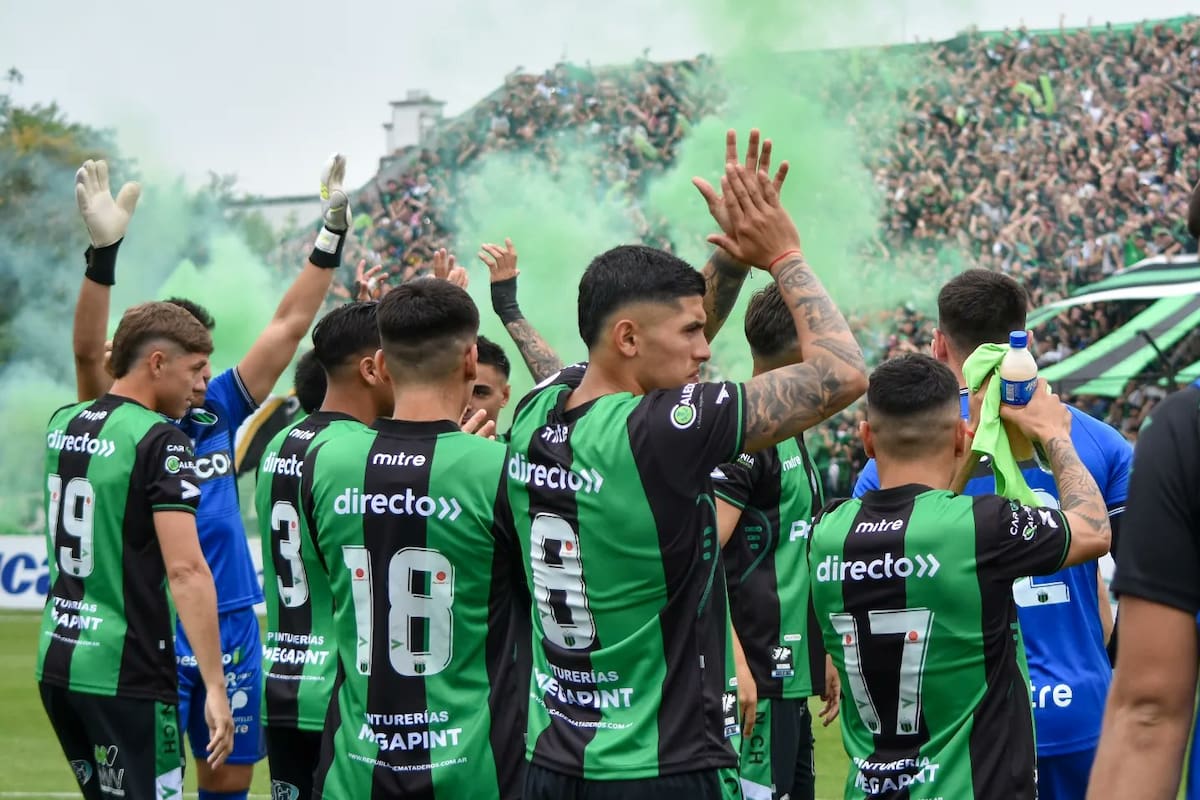 Los jugadores de Nueva Chicago saludan a su gente: van segundos en la zona B detrás de Deportivo Madryn