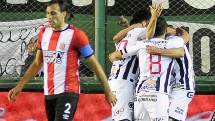 Los jugadores de Pacífico festejan ante Desábato