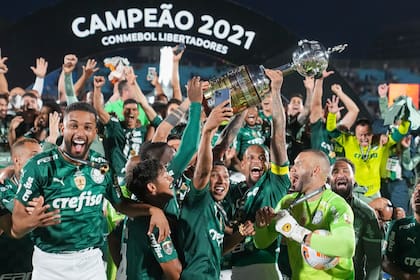 Los jugadores de Palmeiras alzan al trofeo de campeones de la Copa Libertadores 2021 tras vencer 2-1 a Flamengo en la final