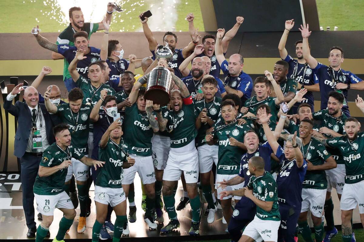 Los jugadores de Palmeiras celebran ganar la Copa Libertadores con el trofeo.