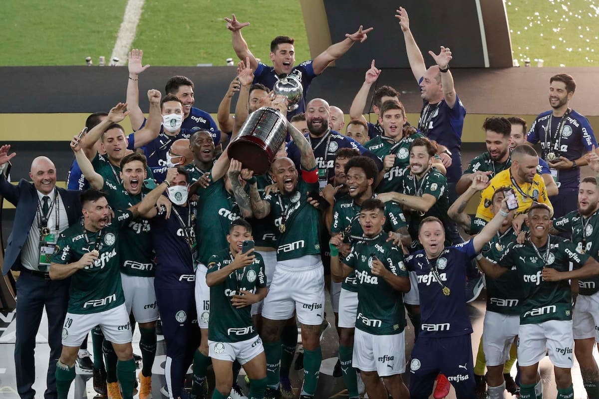 Los jugadores de Palmeiras celebran ganar la Copa Libertadores con el trofeo.