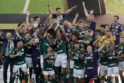 Los jugadores de Palmeiras celebran ganar la Copa Libertadores con el trofeo.