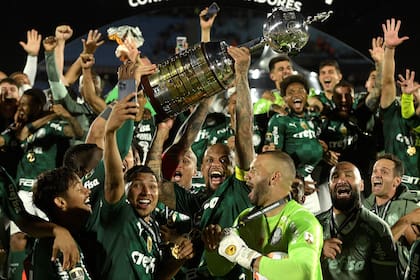Los jugadores de Palmeiras, con Felipe Melo a la cabeza, festejan el bicampeonato conseguido en la Copa Libertadores, tras vencer por 2-1 a Flamengo en la final, disputada en el estadio Centenario, de Montevideo.