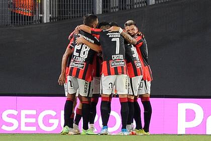 Los jugadores de Patronato abrazan a Gudiño, autor del gol