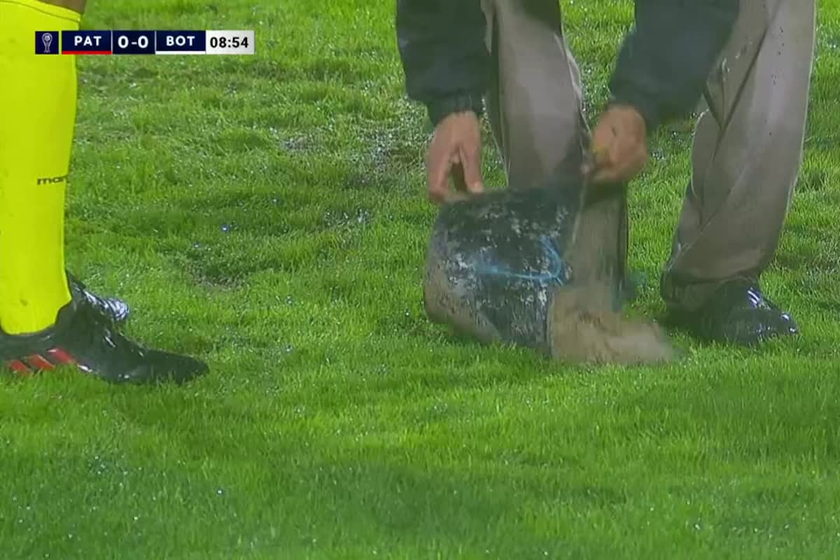 Los jugadores de Patronato observaron que habían pozos muy profundos en su área, que debieron ser rellenados con arena