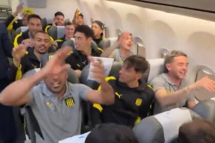 Los jugadores de Peñarol en el avión de Aerolíneas