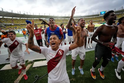 Los jugadores de Perú festejan la increíble victoria por 1-0 ante Colombia, en Barranquilla