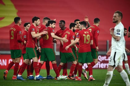 Los jugadores de Portugal celebran el gol en contra de Medvedev