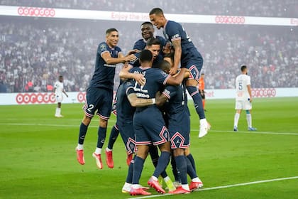 Los jugadores de PSG festejan el gol de Mauro Icardi, el primero del 4-2 frente a Racing de Estrasburgo, por la Liga de Francia.