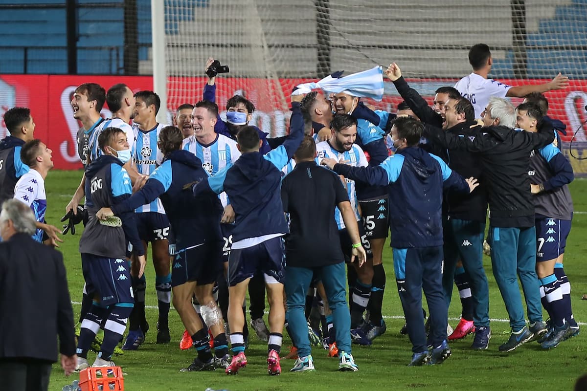 Los jugadores de Racing desatan los festejos después del triunfo en el Cilindro
