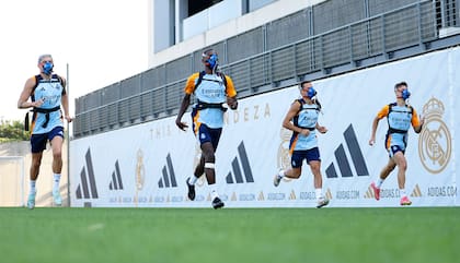 Los jugadores de Real Madrid, con las máscaras que permiten conocer diferentes parámetros físicos de los deportistas