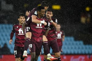 Los jugadores de Real Sociedad se suben a los hombros de Aleksander Isak, el delantero sueco que acaba de convertir el primer gol ante Celta de Vigo; el conjunto vasco es el sorprendente líder de LaLiga.