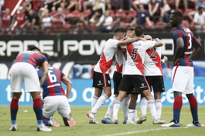 Los jugadores de River abrazan a Paulo Díaz, autor del gol; San Lorenzo está de rodillas, abatido; el clásico por la Copa de la Liga Profesional mostró dos presentes contrastantes.