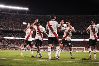 Los jugadores de River celebran el gol de Driussi, el 1-0 ante Sarmiento; en la imagen, Montiel, un jugador que empuja a todos