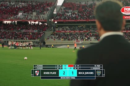 Los jugadores de River celebran el triunfo. Gallardo los observa