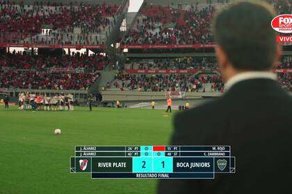 Los jugadores de River celebrando el triunfo ante Boca; Gallardo los observa.