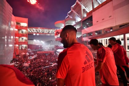 Los jugadores de River disfrutan del banderazo de los hinchas en el Monumental, en la previa del difícil partido ante Atlético Mineiro