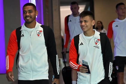 Los jugadores de River emprendieron viaje rumbo a Venezuela el domingo a la mañana; en la imagen, David Martínez y el Diablito Echeverri