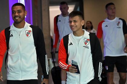 Los jugadores de River emprendieron viaje rumbo a Venezuela el domingo a la mañana; en la imagen, David Martínez y el Diablito Echeverri