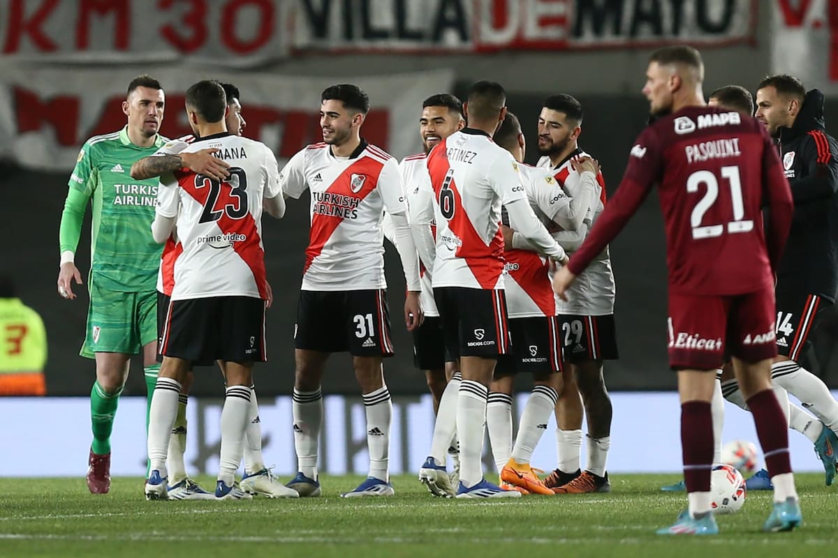 Los jugadores de River festejan el buen triunfo conseguido ante Lanús y ya se ponen a pensar en los cruces con Vélez, por la Copa Libertadores