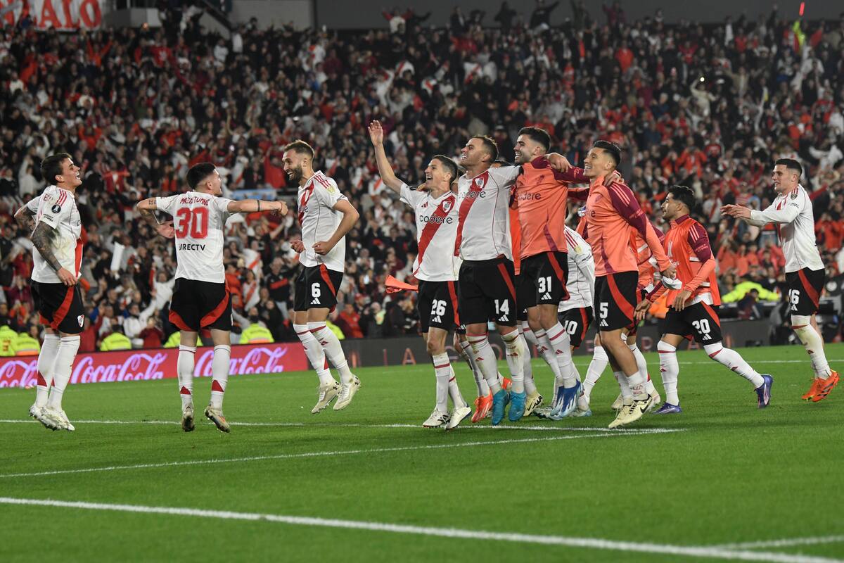 Los jugadores de River festejan el triunfo sobre Colo Colo de Chile, durante el partido del martes de la Copa Libertadores en Buenos Aires (AP Foto/Gustavo Garello)