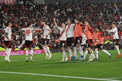 Los jugadores de River festejan el triunfo sobre Colo Colo de Chile, durante el partido del martes de la Copa Libertadores en Buenos Aires (AP Foto/Gustavo Garello)