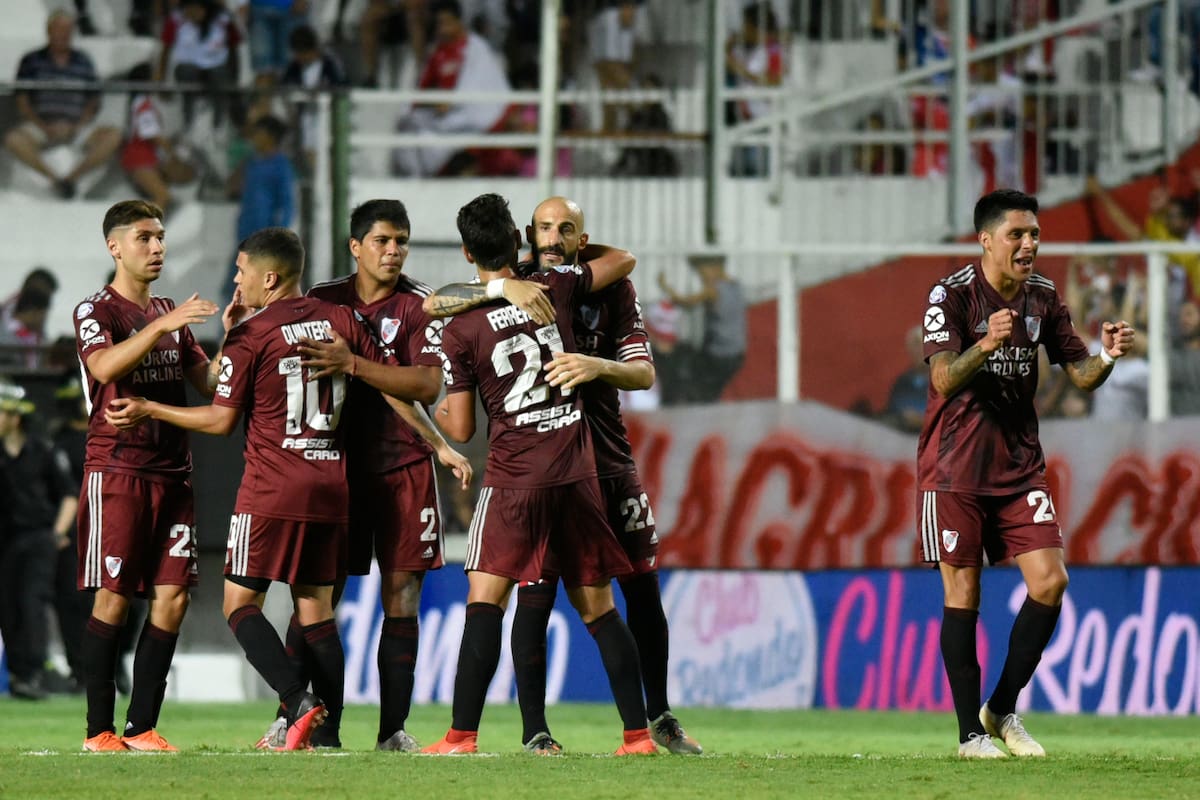 Los jugadores de River festejan en el final la costosa victoria ante Unión, en Santa Fe, por 2-1