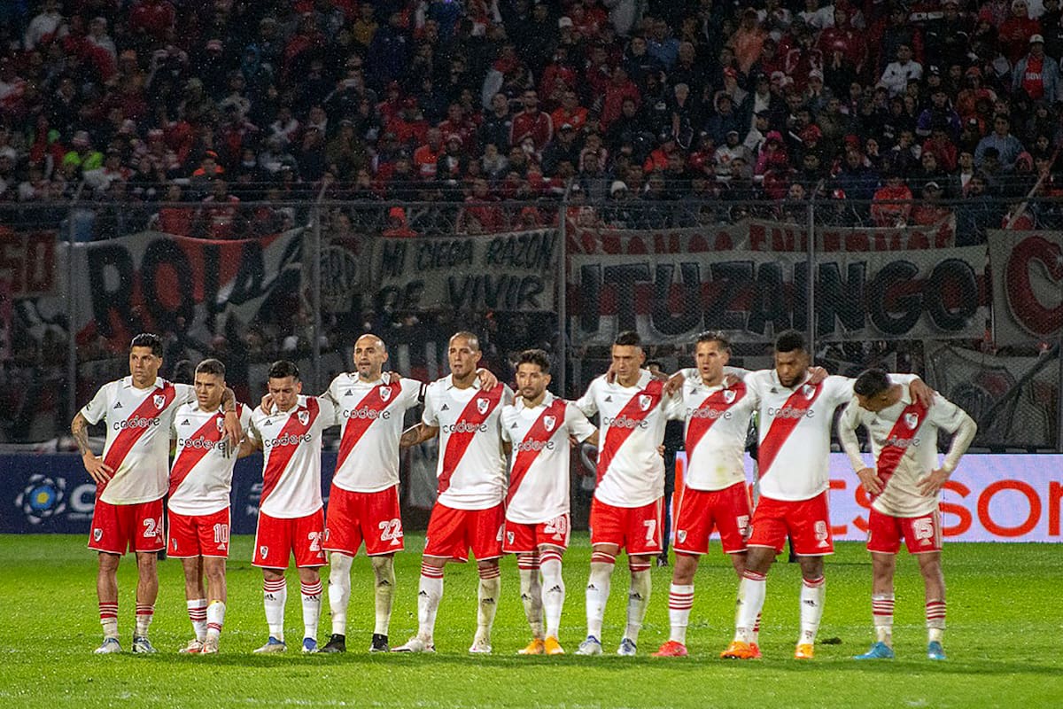 Los jugadores de River formados en la antesala de la definición por penales ante Patronato, por la Copa Argentina; muy pocos lograron consolidarse en el semestre