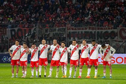 Los jugadores de River formados en la antesala de la definición por penales ante Patronato, por la Copa Argentina; muy pocos lograron consolidarse en el semestre
