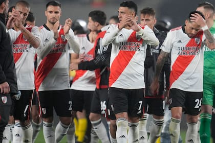 Los jugadores de River Plate tras el empate 0-0 ante Vélez Sarsfield que decretó su eliminación en los octavos de final de la Copa Libertadores, el 6 de julio de 2022. (AP Foto/Natacha Pisarenko)
