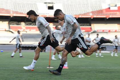 Los jugadores de River vuelan sobre el campo de un Monumental soñado; la rapidez de su juego complica a los adversarios.