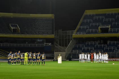 Los jugadores de Rosario Central y Atlético Mineiro rodean la tarima de homenaje a César Luis Menotti, que murió el domingo pasado
