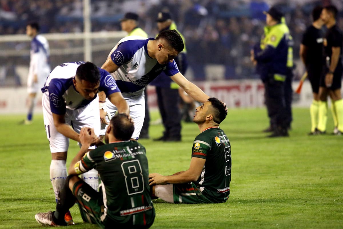 Los jugadores de San Jorge, sentados ante los rivales de Alvarado