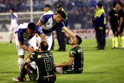 Los jugadores de San Jorge, sentados ante los rivales de Alvarado