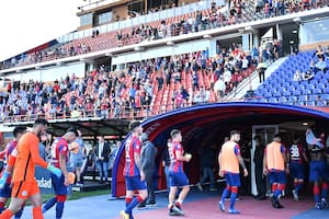 Los jugadores de San Lorenzo dejan la cancha tras caer ante Lanús por 3-1 y observan el fastidio de los hinchas por el mal presente del equipo