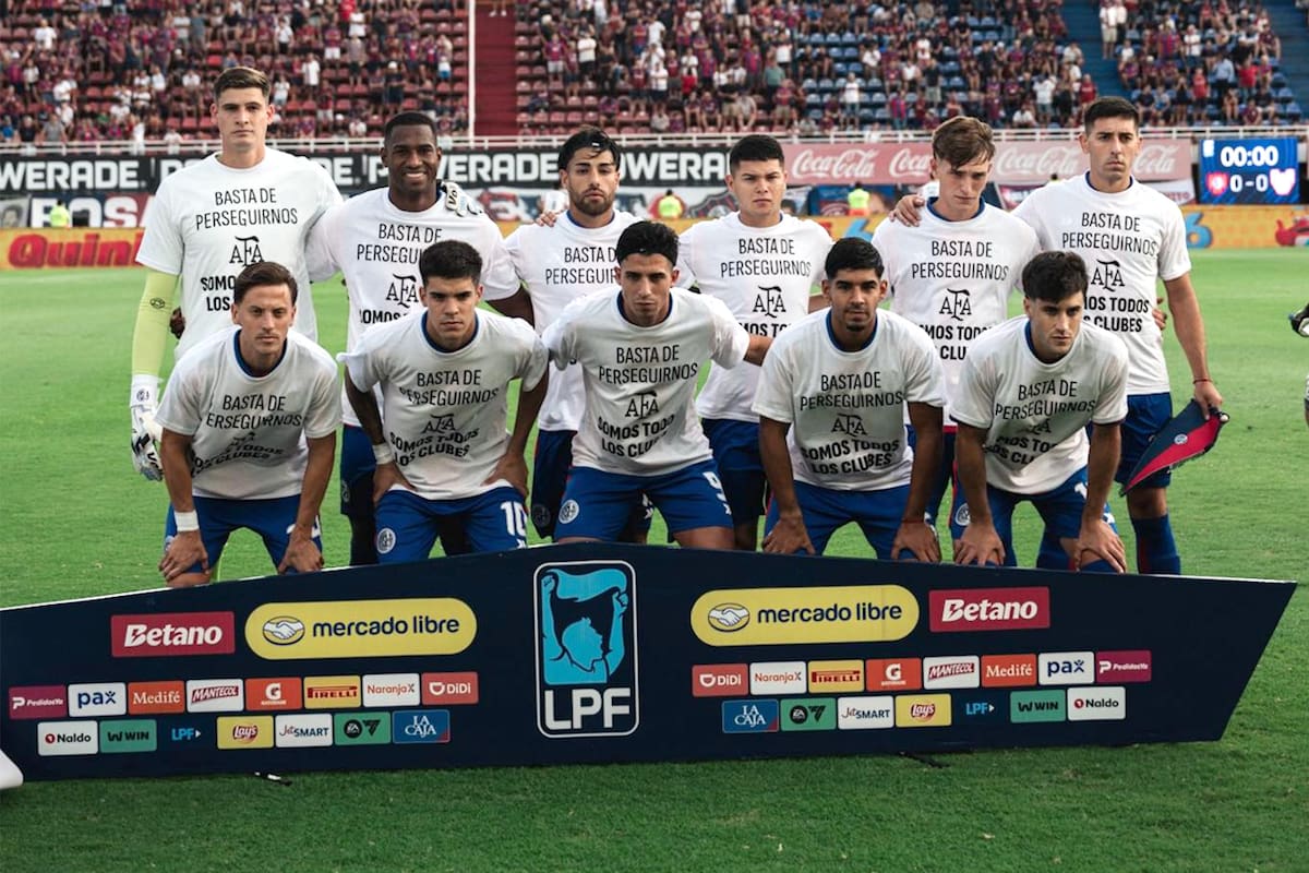 Los jugadores de San Lorenzo salieron con una camiseta con la leyenda "Basta de Perseguirnos"