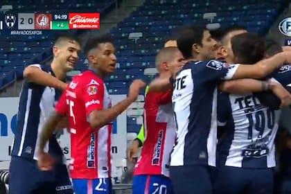 Los jugadores de San Luis se mezclan en el festejo de Monterrey por el polémico gesto de Funes Mori