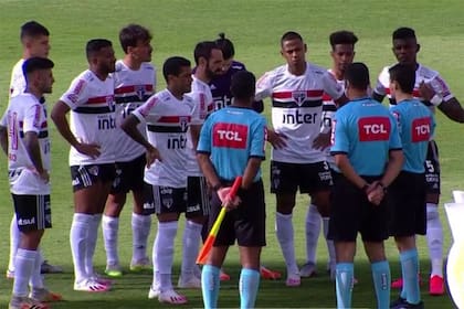 Los jugadores de San Pablo escuchan a los árbitros: el partido ante Goiás se suspendió porque el equipo local sufrió contagios masivos de coronavirus