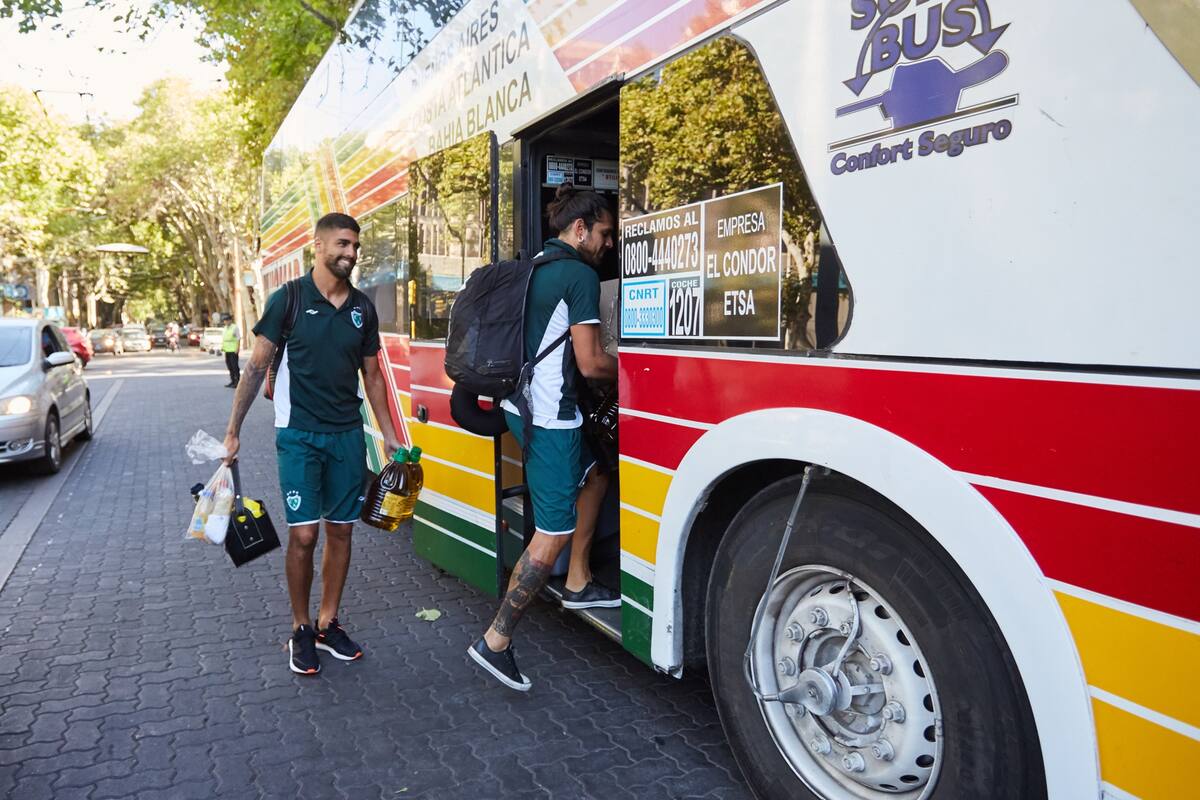 Los jugadores de Sarmiento de Junin se vuelven a su ciudad sin jugar. El gobernador Rodolfo Suarez dispuso el cierre de clubes y la suspension de cualquier actividad deportiva
