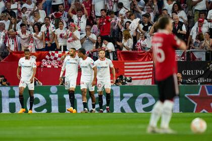 Los jugadores de Sevilla celebran el gol tempranero del delantero marroquí Youssef En-Nesyri; el equipo local ya gana 1 a 0