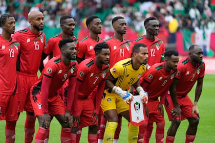 Los jugadores de Sudán posan para la foto de equipo antes del partido de la etapa de grupos de la Copa Africana de Naciones contra Argelia