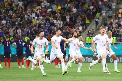 Los jugadores de Suiza celebran el final del partido de octavos de final del campeonato de fútbol Euro 2020 entre Francia y Suiza en el estadio National Arena, en Bucarest, Rumania, el martes 29 de junio de 2021