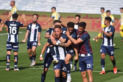 Los jugadores de Talleres abrazan a Mateo Retegui, autor de dos goles en la victoria del líder de la Liga Profesional por 4-1 sobre Rosario Central.