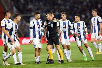 Los jugadores de Talleres le protestan a Andrés Merlos, que convalidó un gol de Boca cuando la pelota había salido del campo, por la Copa Argentina.