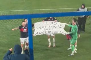 Los jugadores de Tigre mostraron una bandera de Malvinas idéntica a la de la selección argentina en el Mundial