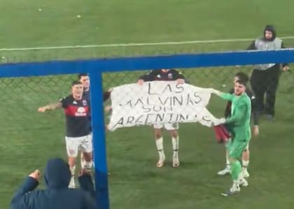 Los jugadores de Tigre con el pendón elaborado por sus hinchas