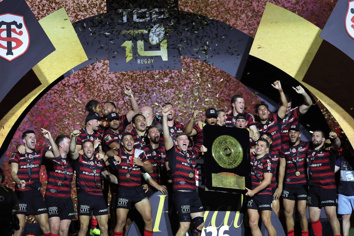 Los jugadores de Toulouse posan con el trofeo Bouclier de Brennus tras conquistar por cuarto año seguido el Top 14 en el Stade de France (Photo by Kenzo TRIBOUILLARD / AFP)